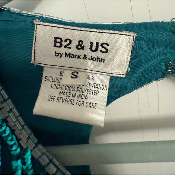 Vintage Puff Sleeve V-Neck Mini Dress with Sequins - Picture 4 of 10